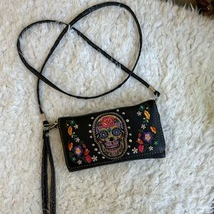 NWOT Cross body embroidered scull bag with card holders